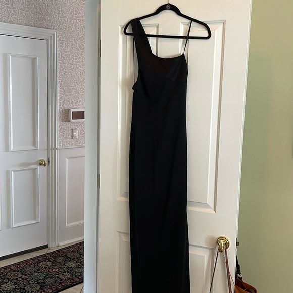 Classy long gown with satin detail - Picture 1 of 2